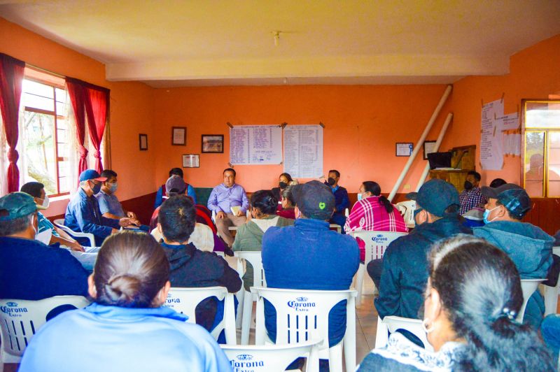 Juan Calderón se reúne con pobladores de la comunidad de Yótatiro